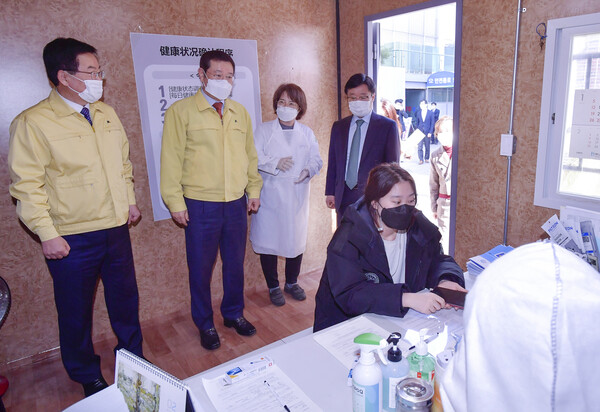 이용섭 광주시장이 지난 14일 전남대 학내에 설치된 선별진료소를 방문해 정병석 전남대 총장, 문인 북구청장과 함께 코로나19 확산방지를 위한 중국인 유학생들의 관리현황 등을 살펴보고 있다. 광주시 제공 이용섭 광주시장이 지난 14일 전남대 학내에 설치된 선별진료소를 방문해 정병석 전남대 총장, 문인 북구청장과 함께 코로나19 확산방지를 위한 중국인 유학생들의 관리현황 등을 살펴보고 있다. 광주시 제공