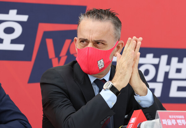 파울루 벤투 축구대표팀 감독이 28일 경기 고양종합운동장에서 열린 올림픽대표팀과의 친선 경기 관련 기자회견에서 생각에 잠겨 있다. 고양/연합뉴스