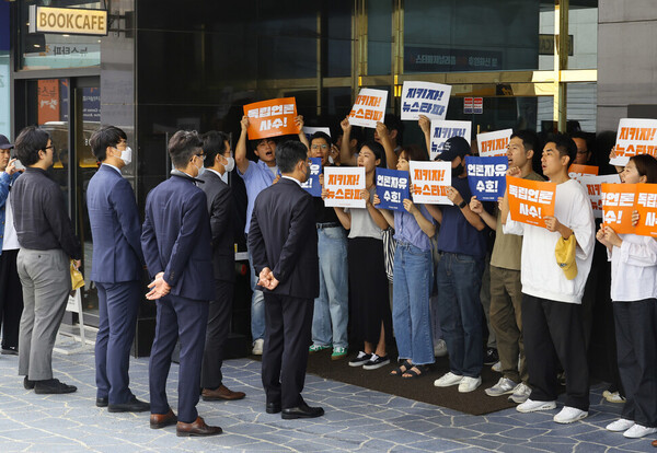 대장동 허위 보도 의혹 관련 압수수색을 위해 지난 9월14일 오전 서울 중구 뉴스타파를 찾은 검찰 관계자들이 뉴스타파 직원들과 입구에서 대치하고 있다. 윤운식 선임기자 yws@hani.co.kr