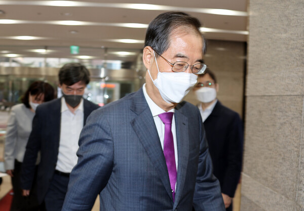 한덕수 국무총리 후보자가 11일 오전 서울 종로구 한국생산성본부 건물에 마련된 국회 인사청문회 준비단 사무실에 출근하고 있다. 공동취재사진