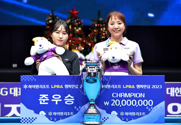 하이원리조트 챔피언십에서 준우승한 임혜원(왼쪽)과 우승자 사카이 아나코. PBA 제공
