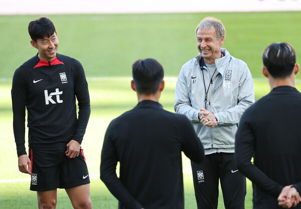 위르겐 클린스만 축구대표팀 감독이 16일 오후 경기도 수원월드컵경기장에서 손흥민 등 선수들과 얘기하고 있다. 수원/연합뉴스