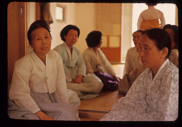 도이힐러 교수가 1970년대 시누이와 함께 참석했던 시댁 계모임에서 찍은 경상도 양반가 여성들의 모습. ⓒEthnographic Museum of the University of Zurich