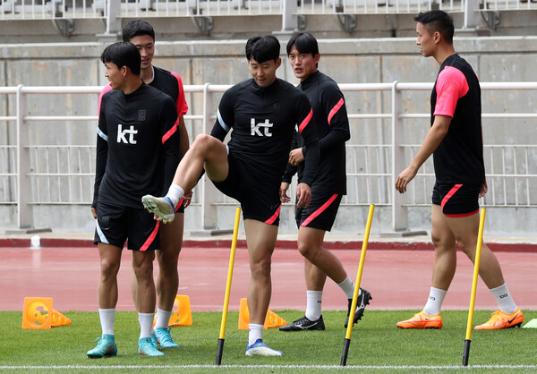 손흥민 등 축구대표팀 선수들이 9일 경기도 수원월드컵경기장에서 파라과이와 평가전에 대비해 훈련하고 있다. 수원/연합뉴스