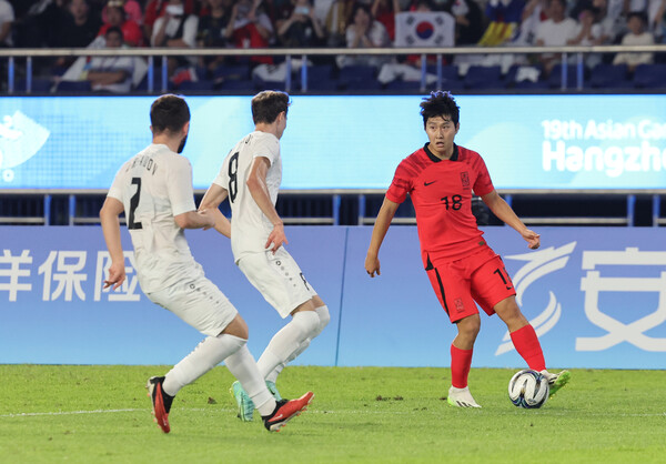 이강인이 4일 열린 2022 항저우아시안게임 남자축구 4강전 우즈베키스탄과 경기에서 드리블하고 있다. 항저우/연합뉴스