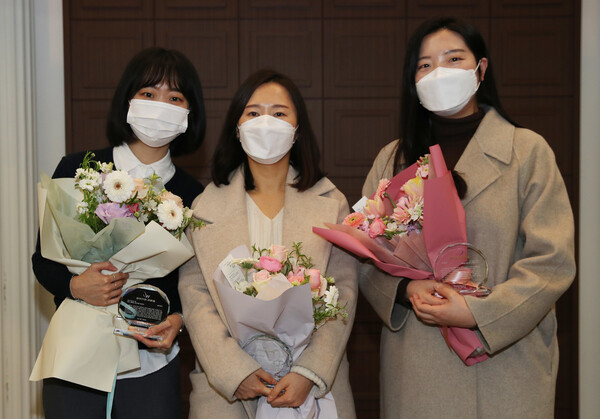 &lt;한겨레&gt; 오연서(왼쪽부터)·장수경·고한솔 기자가 9일 낮 서울 프레스센터에서 열린 한국여기자협회 ‘제18회 올해의 여기자상’ 시상식에서 사이버 성착취 범죄를 고발한 ‘텔레그램 엔번방 취재’로 기획부문상을 받았다. 박종식 기자 anaki@hani.co.kr