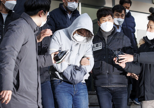 한때 교제했던 여성의 집을 찾아가 가족을 살해한 혐의를 받는 이석준씨가 지난해 12월 17일 오전 서울 송파경찰서에서 나와 검찰로 송치되고 있다. 연합뉴스