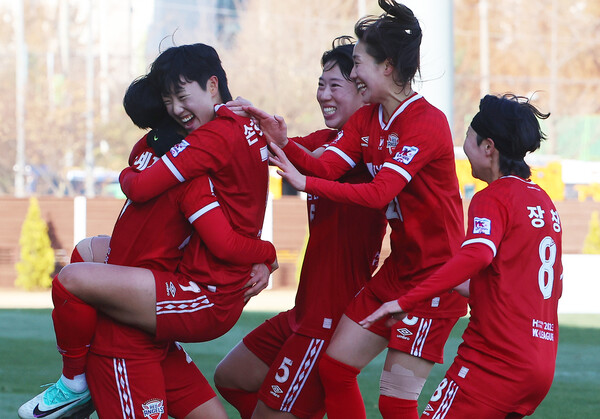 인천현대제철의 손화연이 25일 인천 남동경기장에서 열린 여자축구 2023 WK리그 챔피언결정전 2차전 수원FC 경기에서 득점한 뒤 기뻐하고 있다. 연합뉴스