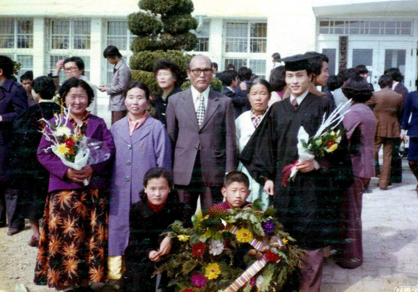 1978년 2월 전남대 졸업식 때 아버지 고 윤석동(뒷줄 가운데)씨 등 가족과 함께 기념사진을 찍고 있는 윤상원 열사(맨 오른쪽).유족 제공 1978년 2월 전남대 졸업식 때 아버지 고 윤석동(뒷줄 가운데)씨 등 가족과 함께 기념사진을 찍고 있는 윤상원 열사(맨 오른쪽).유족 제공