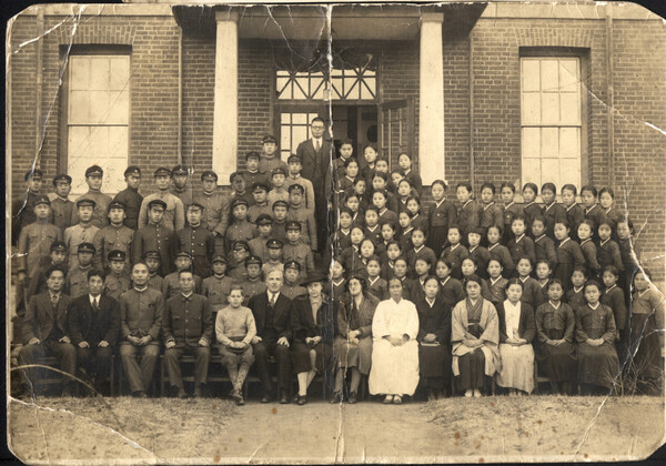 1940년 일제에 의해 강제추방되기 직전 공주영명학교 교사·학생들과 기념 촬영을 한 우리암(앞줄 왼쪽 여섯번째). 이어 1942년 학교는 문을 닫았다. 한국선교유적연구회 제공.