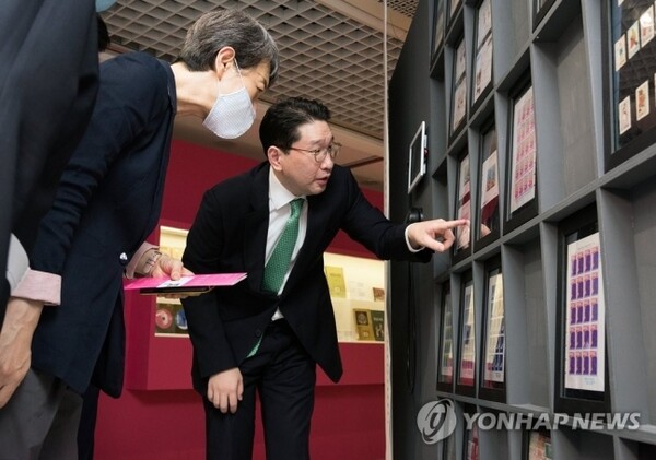 국립국악박물관에 수집해온 남북한 전통음악우표를 기증한 이상현(오른쪽) 태인 대표가 10일 전시장을 방문한 정재숙(왼쪽) 문화재청장에게 설명을 하고 있다. 사진 연합뉴스