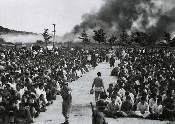 1948년 10월 진압군 점령 직후 여수서국민학교 운동장에서 벌어진 좌익 협조자 색출 장면. 당시 &lt;호남신문&gt; 사진기자 이경모가 찍었다. &lt;한겨레&gt; 자료사진