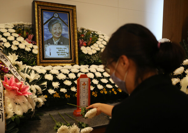 5일 오전 이효재 이화여대 명예교수 빈소가 차려진 경남 창원경상대병원 장례식장에서 한 추모객이 고인의 영전에 꽃을 올리고 있다. 연합뉴스