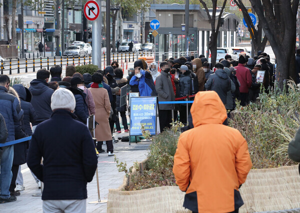 4일 오전, 서울 송파구 송파보건소 코로나19 선별진료소 인근 인도가 검사를 받으려는 시민들로 가득 차 있다. 연합뉴스