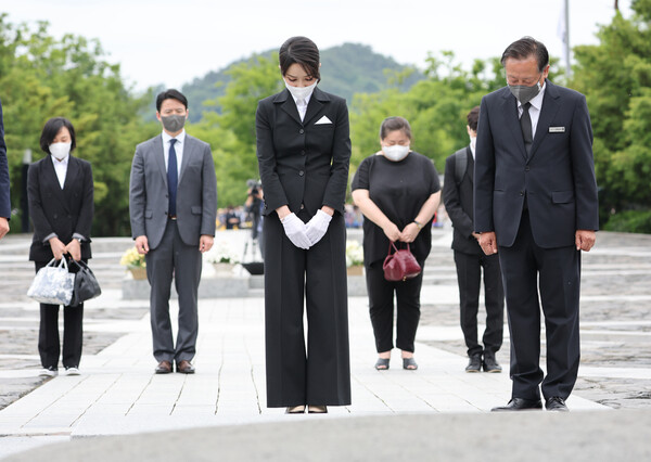 윤석열 대통령 배우자 김건희 여사가 지난 13일 오후 경남 김해시 진영읍 봉하마을을 방문해 노무현 전 대통령 묘역을 참배하고 있다. 연합뉴스