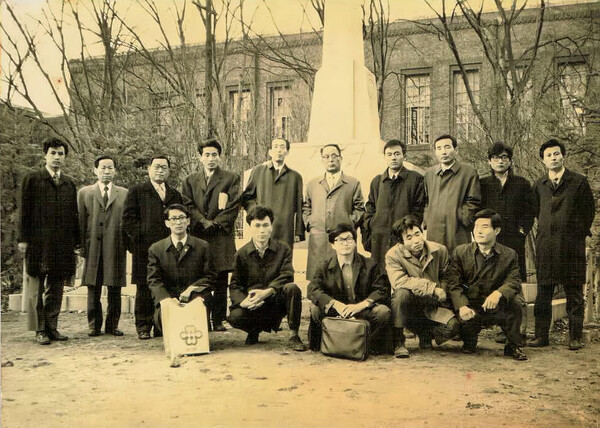 고 박홍규(뒤 왼쪽 넷째) 교수 등 서울대 철학과 교수와 학생들이 1970년대 초 찍은 사진이다. 뒤 맨 왼쪽이 필자 기종석 교수이다. 기종석 교수 제공