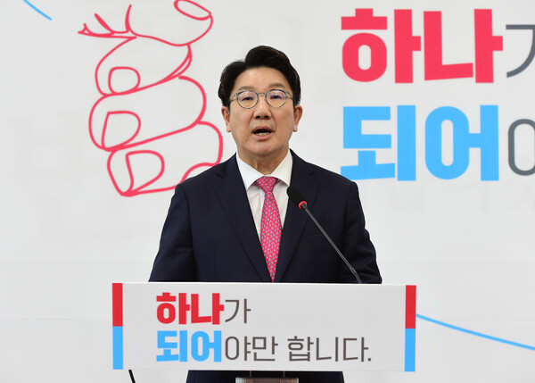 권성동 국민의힘 원내대표가 8일 오후 서울 여의도 국회에서 원내대표직 사퇴 기자회견을 하고 있다. 공동취재사진