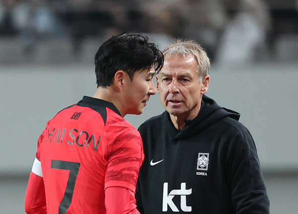 위르겐 클린스만 한국 축구대표팀 감독과 손흥민. 연합뉴스