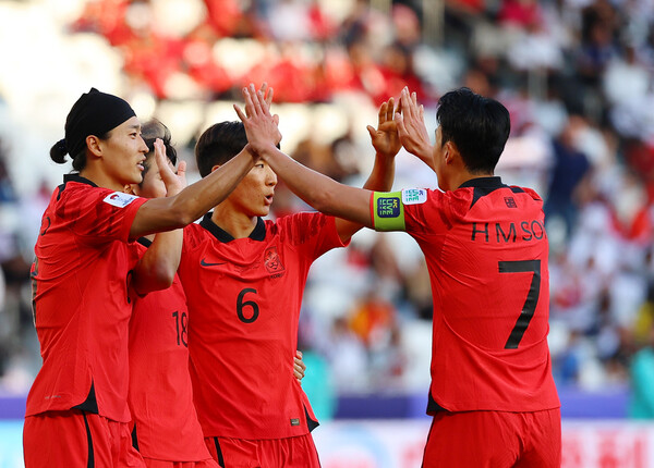 손흥민(7번)이 15일 카타르 도하 자심 빈 하마드 스타디움에서 열린 2023 아시아축구연맹(AFC) 아시안컵 조별리그 E조 바레인과 경기에서 득점한 이강인을 축하해주고 있다. 도하/연합뉴스