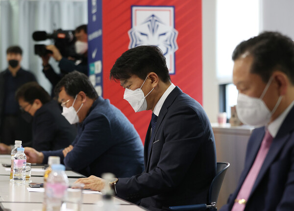 30일 서울 축구회관에서 열린 K리그1 12개 구단 대표자 모임에서 김광국 울산 단장 등이 마스크를 끼고 회의에 참석하고 있다. 연합뉴스
