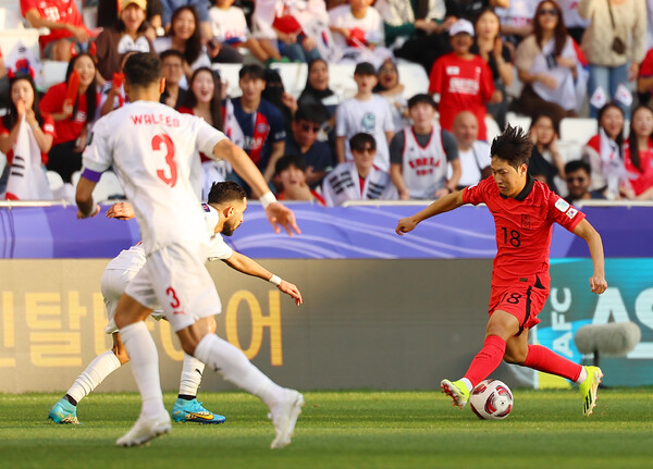 이강인이 15일 카타르 도하 자심 빈 하마드 스타디움에서 열린 2023 아시아축구연맹(AFC) 아시안컵 조별리그 E조 바레인과의 경기에서 폭풍 드리블을 하고 있다. 도하/연합뉴스