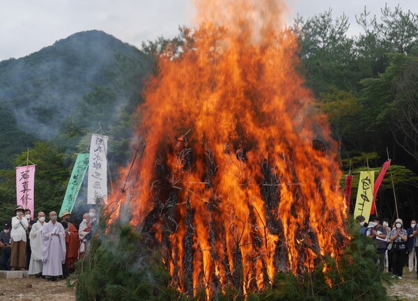 2일 낮 경북 문경시 희양산 봉암사 연화대에서 고우 스님 다비식이 봉행되고 있다. 조현 기자