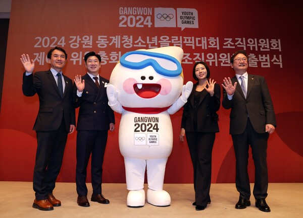 21일 서울 중구 한국프레스센터에서 열린 2024 강원겨울청소년올림픽 2차 조직위원회 출범식에서 진종오·이상화(마스코트 옆) 공동위원장이 김진태 강원 지사, 박보균 문화체육관광부 장관과 기념촬영을 하고 있다. 조직위원회 제공