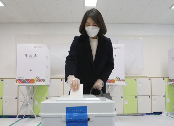 더불어민주당 이재명 대선 후보의 부인 김혜경 씨가 9일 오후 경기도 성남시 분당구 초림초등학교에 설치된 수내1동 제2투표소에서 투표하고 있다. 공동취재사진