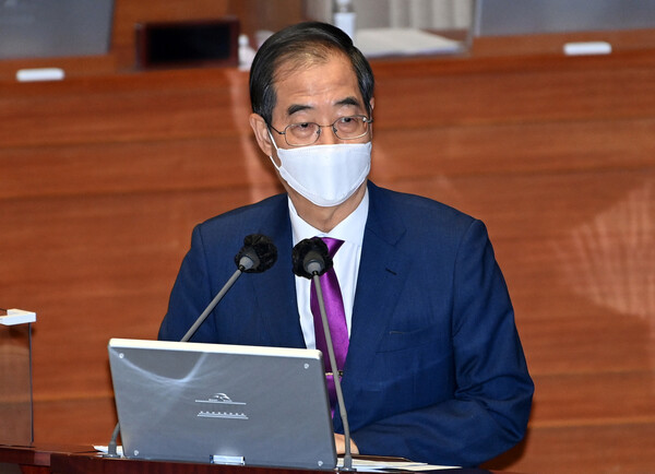 한덕수 국무총리가 21일 국회에서 열린 본회의 경제 분야 대정부 질문에서 김태년 더불어민주당 의원의 질의에 답변하고 있다. 공동취재사진