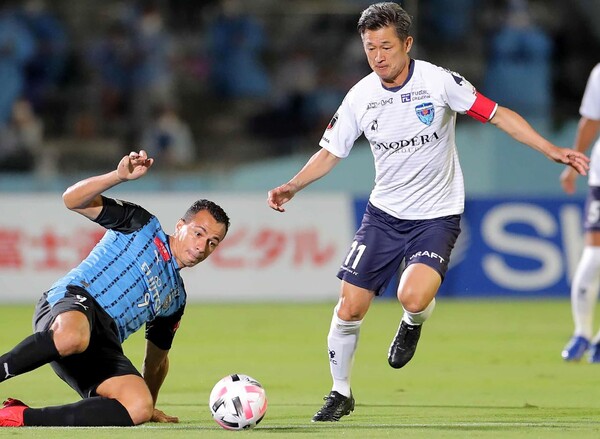 일본 프로축구 요코하마의 공격수 미우라 가즈요시가 23일 열린 J리그1 경기에서 가와사키 선수를 피해 드리블하고 있다. 가와사키/AFP 연합뉴스