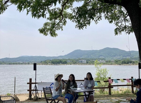 지난 5월 용담호숫가에서 열린 동네책방 축제 모습. 임후남 대표 제공