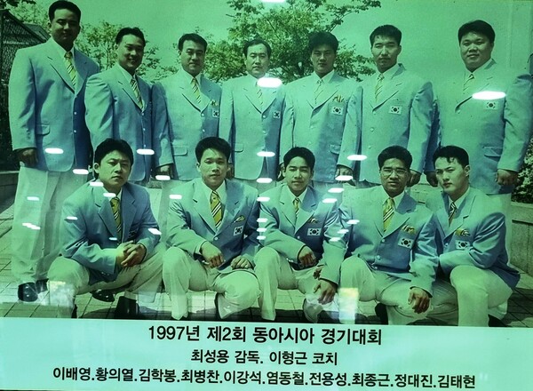 1996년 역도 국가대표팀에서 인연을 맺은 고 이형근(뒷줄 왼쪽 세째) 코치와 이배영(앞줄 가운데) 선수가 이듬해 부산 동아시아 경기대회에 출전했을 때 기념사진. 이배영 감독 제공