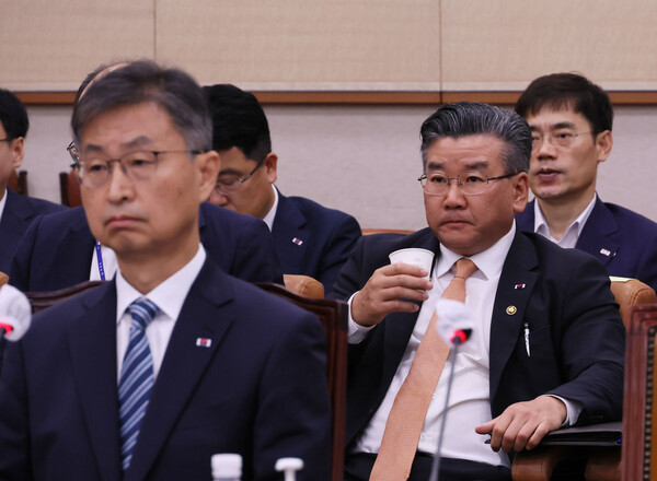 유병호 감사원 사무총장이 6월29일 오전 국회에서 열린 법제사법위원회 전체회의에서 물을 마시고 있다. 왼쪽은 최재해 감사원장. 연합뉴스