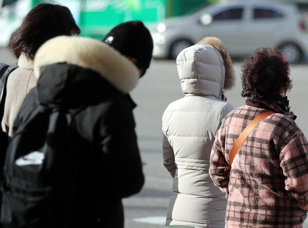 아침 기온이 어제보다 15∼20도가량 큰 폭으로 내려간 30일 오전 부산 도시철도 동래역 인근 횡단보도에서 두꺼운 외투를 입은 시민들이 보행 신호를 기다리고 있다. 연합뉴스