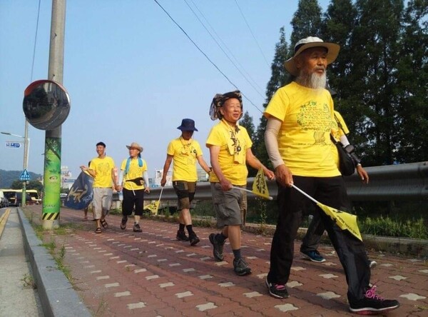 2014년 7월 ‘세월호 진상규명과 특별법 제정을 위한 천만인 서명 운동’에 동참해 ‘별들과의 동행-도보순례'를 하고 있는 고 김제현 동지. 82살 때로 가장 고령이었지만 선두에 서서 끝까지 함께 했다. 사진 송하규씨 제공