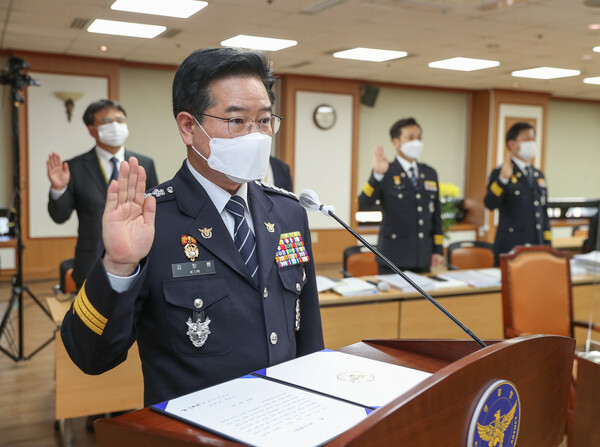 8일 오전 서울 서대문구 경찰청사에서 김창룡 경찰청장이 행정안전위원회 국정감사를 앞두고 선서하고 있다. 경찰청 제공 8일 오전 서울 서대문구 경찰청사에서 김창룡 경찰청장이 행정안전위원회 국정감사를 앞두고 선서하고 있다. 경찰청 제공