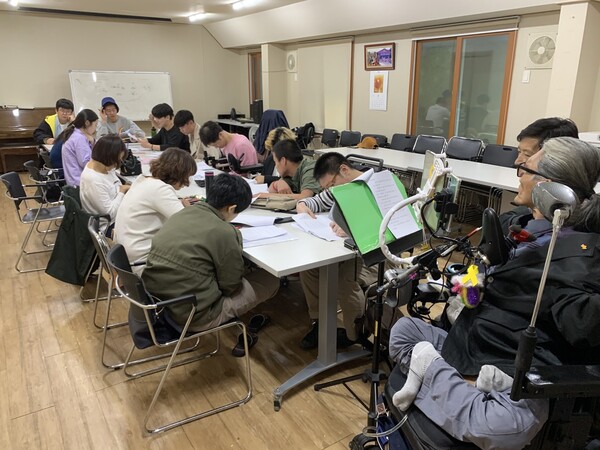 극단 ‘그래도’ 단원들이 지난 22일 작품의 대본을 함께 읽고 있다. 사진 그래도 제공