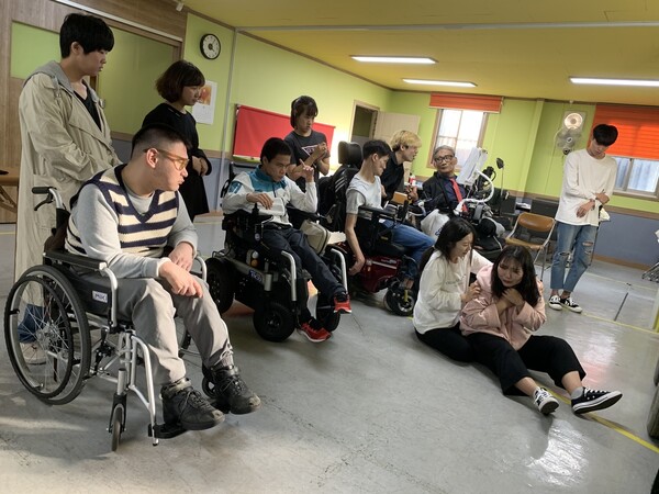 광주 장애인 극단인 ‘그래도’ 소속 배우들이 지난 22일 공연을 앞두고 막바지 연습을 하고 있다. 사진 그래도 제공