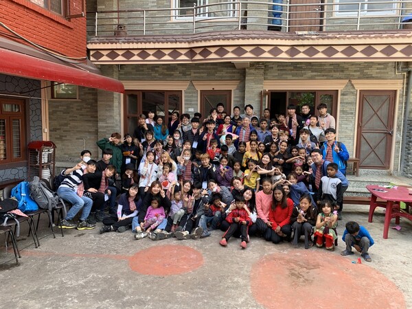 양업고 학생들이 네팔 포카라에 있는 레인보우보육원에서 봉사 활동을 마치고 원생들과 함께 인증샷을 찍었다. 사진 양업고 제공