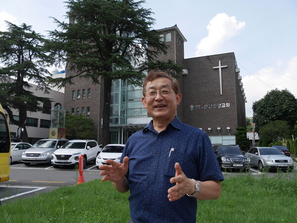 교회를 떠나며 목회 은퇴를 선언한 홍인식 목사는 해방신학자로서 ‘약자 인권 보호’ 활동에 나선다. 사진 조현 종교전문기자