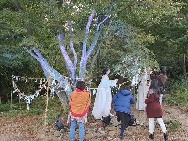 17일 전남 해남군 북일면 에루화헌에서 보조무들이 신대를 옮기고 있다.