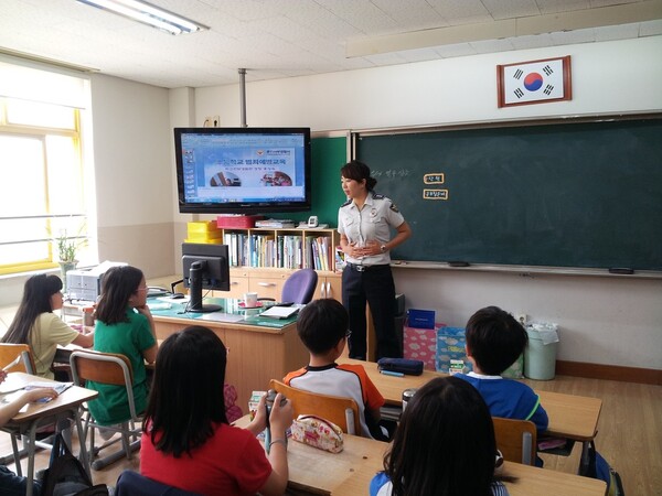 고 홍성숙 경사가 생전 일선서 여성청소년과에서 근무하며 학생들을 상대로 범죄예방교육을 하던 모습. 사랑의장기기증운동본부 제공