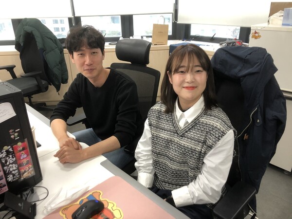 한국프로축구연맹의 김동훈(왼쪽), 박혜림 피디는 영상 제작 실무를 맡아 2400만 유튜브 접속자 시대를 여는 데 기여했다. 김창금 기자