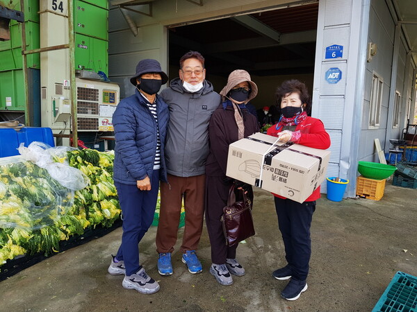 전권섭(왼쪽)씨는 나눔 활동이 알려지면서 도와주는 이들도 많아졌다고 말했다. 지난 4일 사랑의 김장 나눔 행사 때는 서울에 사는 신동선씨가 마스크 1천장(상자)을 후원해줬다. 사진 광주