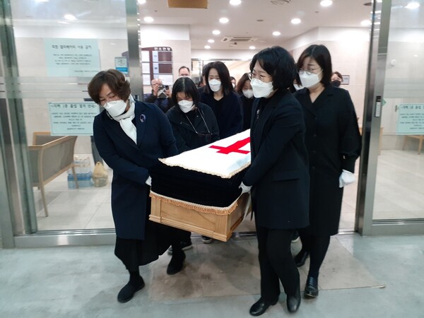 지난 3월28일 고 강명순 전 이사장의 장례식에서 부스러기사랑나눔회의 여성 활동가들이 고인의 유지를 잇겠다는 뜻에서 운구를 맡았다. 유족 제공