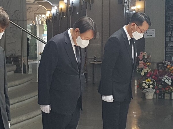윤석열 전 검찰총장이 5일 국립 현충원을 찾아 참배하고 있다. 윤 전 총장 쪽 제공 윤석열 전 검찰총장이 5일 국립 현충원을 찾아 참배하고 있다. 윤 전 총장 쪽 제공