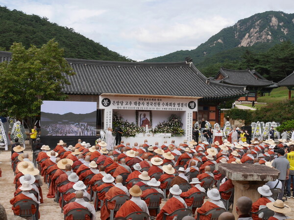 2일 경북 문경 희양산 봉암사에서 고우 스님 영결식이 봉행되고 있다. 조현 기자