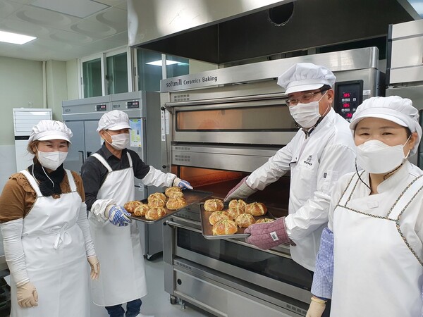 김희상 미원 산골 마을 빵 대표(오른쪽 둘째)와 직원들이 1일 오전 오븐에서 갓 구운 빵을 꺼내고 있다.