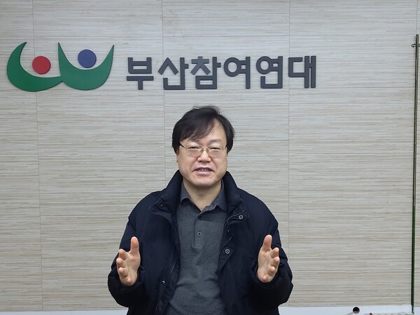 김종민 부산참여연대 공동대표가 &lt;한겨레&gt;와 인터뷰하고 있다. 김광수 기자