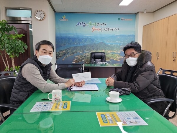 윤종섭 제천문화원장(오른쪽). 사진 제천시 제공